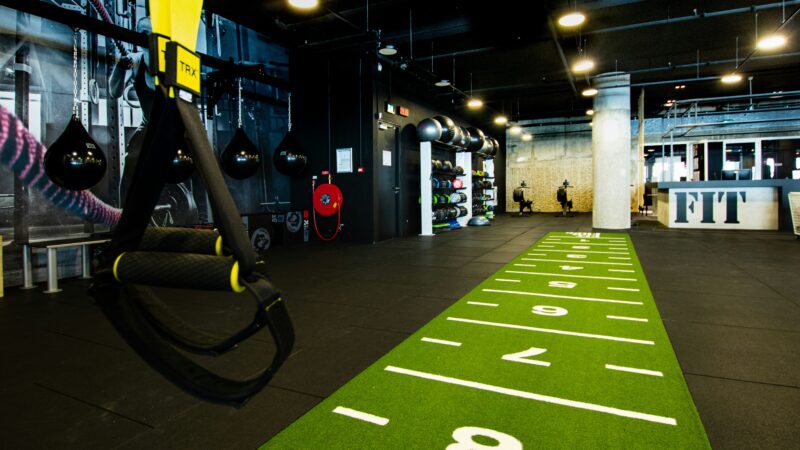 Por que contratar os serviços de um Personal Trainer? 6 Foto de uma academia com aparelhos de ginástica e musculação